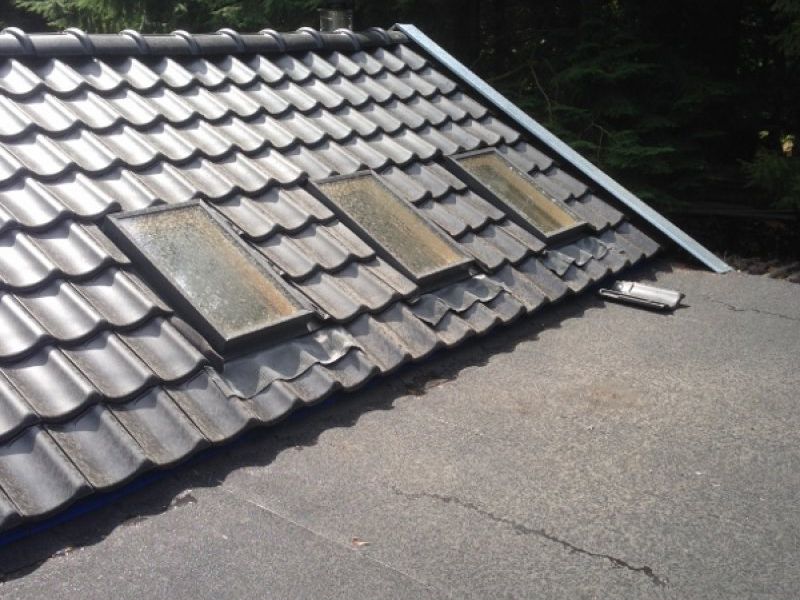 bitumen plat dak aansluitend aan nieuwe dakpannen