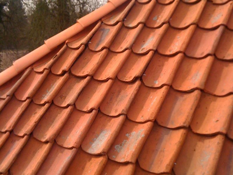 rode dakpannen door dakdekker aangebracht